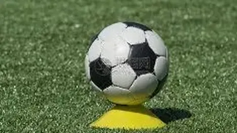 体坛永恒瞬间：成龙远程神球，曾志伟硬扛拉莫斯，香港明星队彰显国足缺失的激情